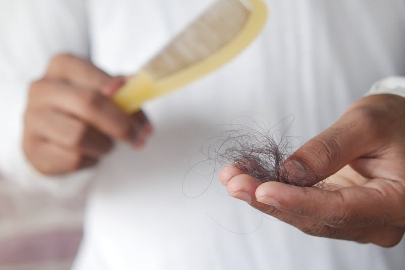 Cabelos finos e quebradiços: causas e soluções que realmente funcionam